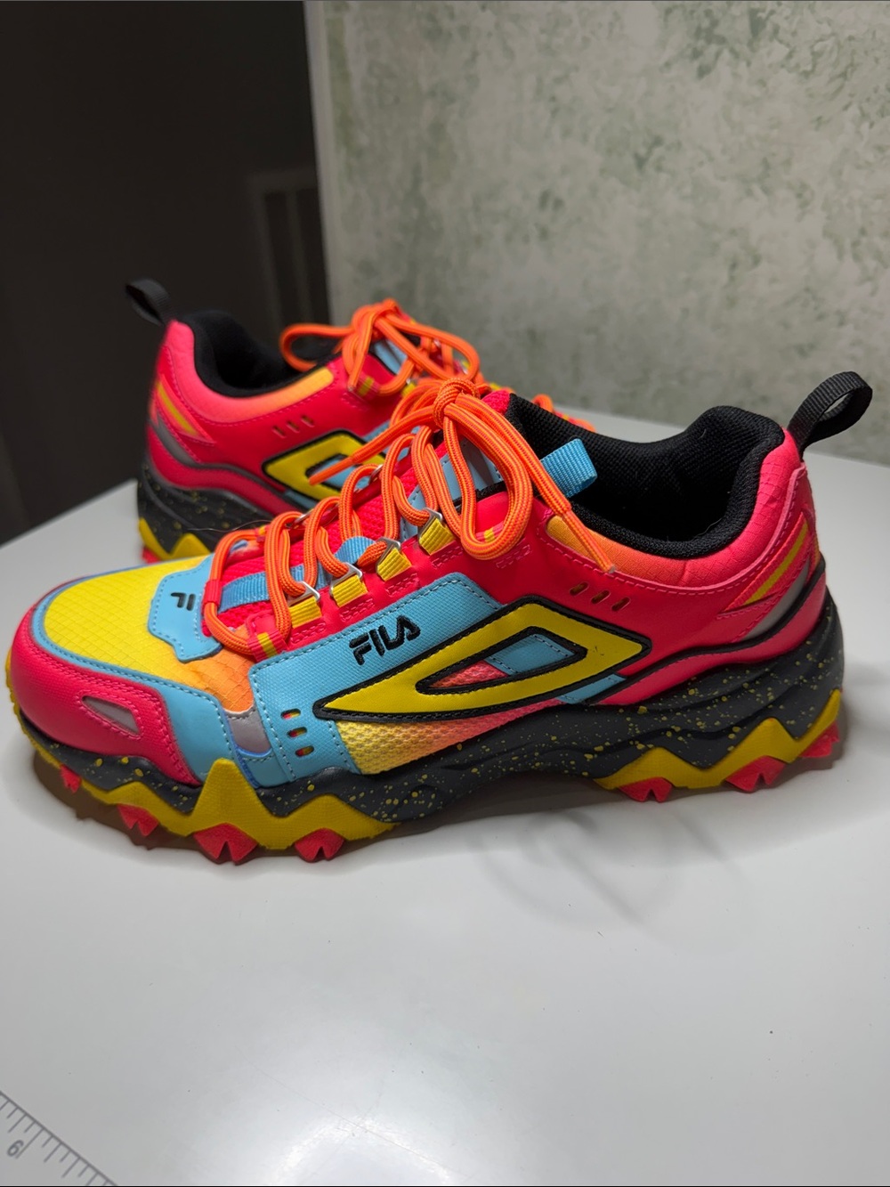 Fila Sneakers Like New Size 10 - Picture 6 of 6